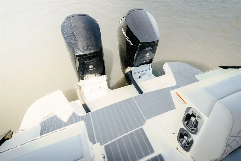 Slide: The Image of Sea Ray Sundancer 370 Outboard 2025 - 8