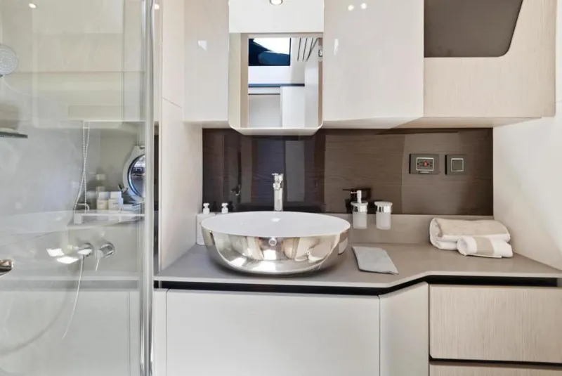 Slide: The Image of Absolute 48 Coupe 2022 - 3703455