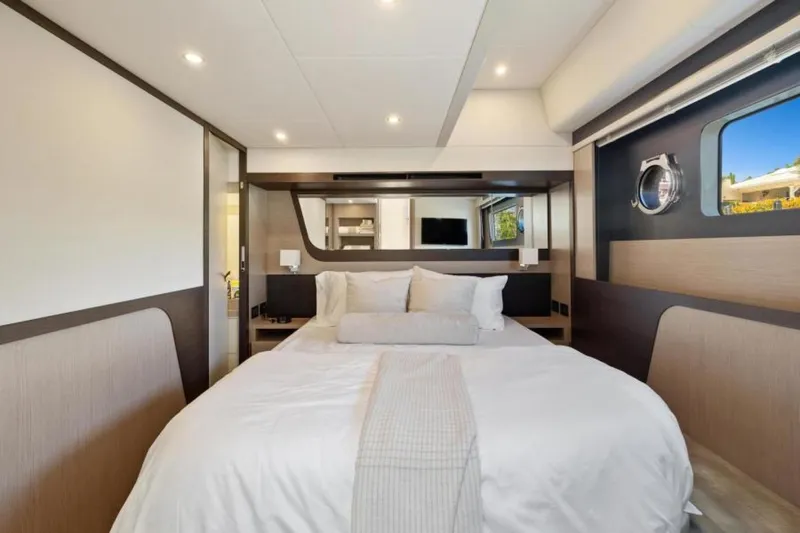 Slide: The Image of Absolute 48 Coupe 2022 - 3703456