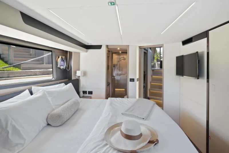 Slide: The Image of Absolute 48 Coupe 2022 - 3703460