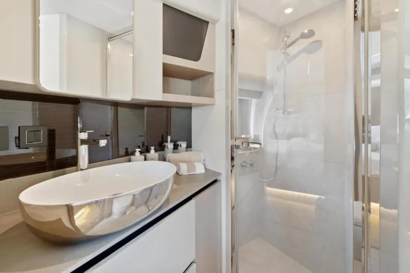 Slide: The Image of Absolute 48 Coupe 2022 - 3703463