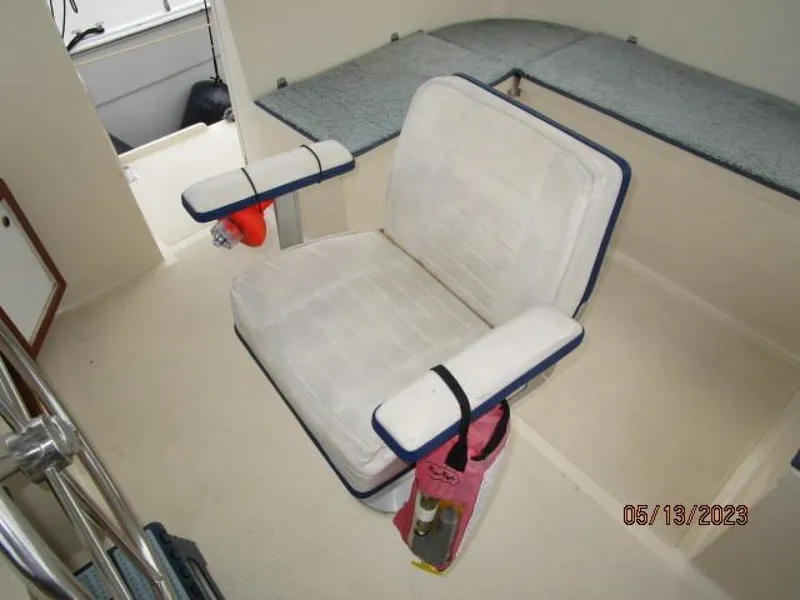 Slide: The Image of 36' Kadey-Krogen flybridge helmseat - 3706698