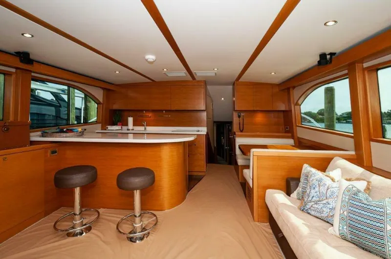 Slide: The Image of 2016 Hatteras GT60 KNOT ON CALL Salon 4 - 3748468