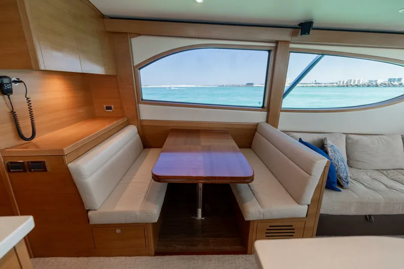 Slide: The Image of 2016 Hatteras GT60 KNOT ON CALL Dinette - 3858051
