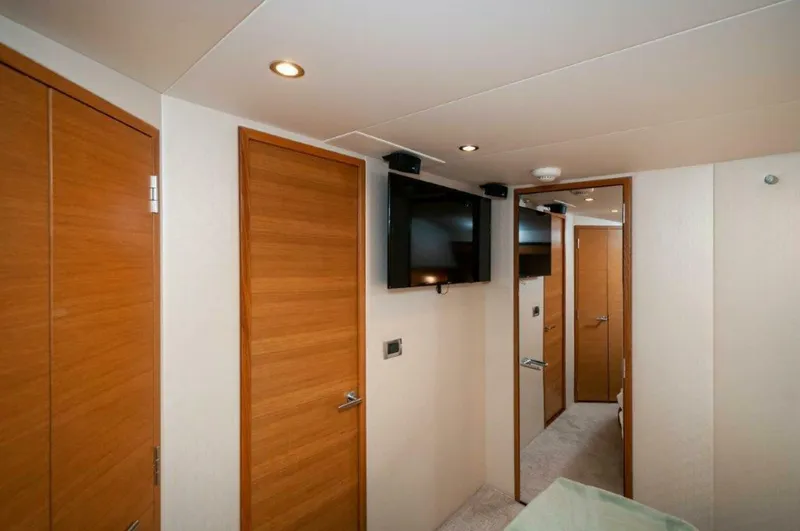 Slide: The Image of 2016 Hatteras GT60 KNOT ON CALL Master SR 2 - 3748478