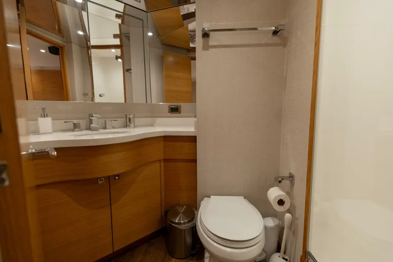 Slide: The Image of 2016 Hatteras GT60 KNOT ON CALL Master Head - 3858081