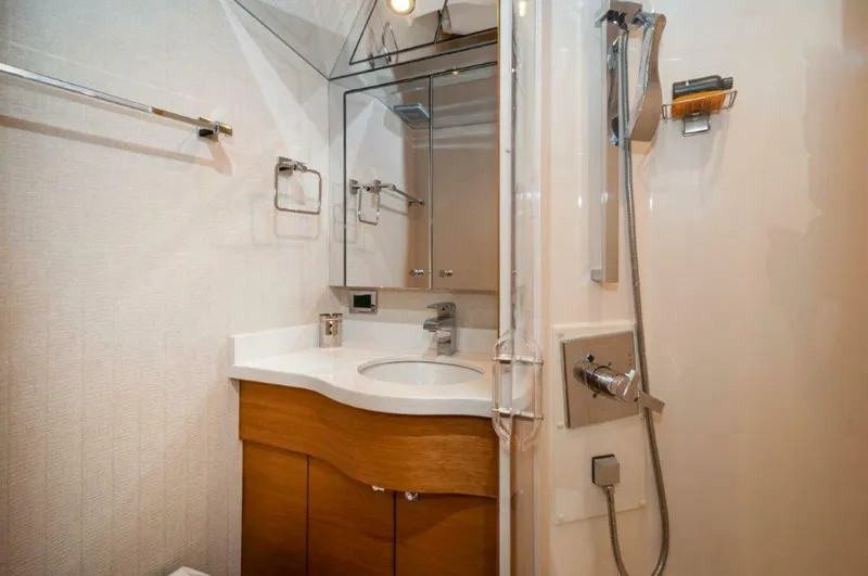 Slide: The Image of 2016 Hatteras GT60 KNOT ON CALL Guest Head - 3748487