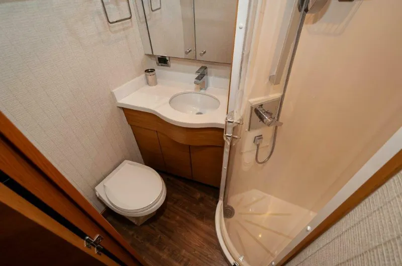 Slide: The Image of 2016 Hatteras GT60 KNOT ON CALL Guest Head (2) - 3748488