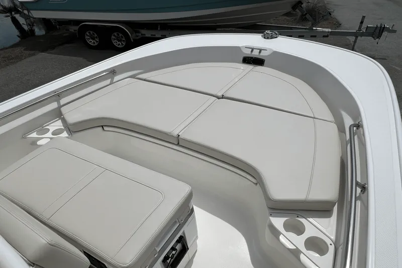 Slide: The Image of Boston Whaler 190 Montauk 2025 - 12