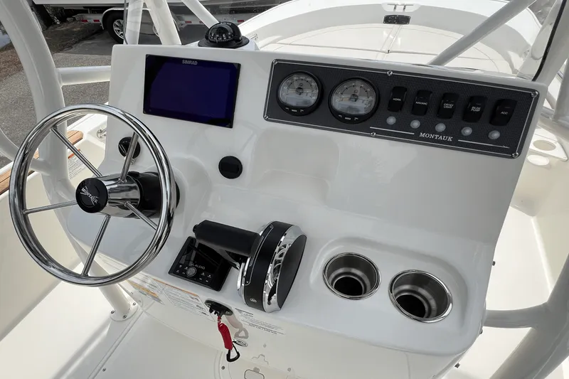 Slide: The Image of Boston Whaler 190 Montauk 2025 - 7