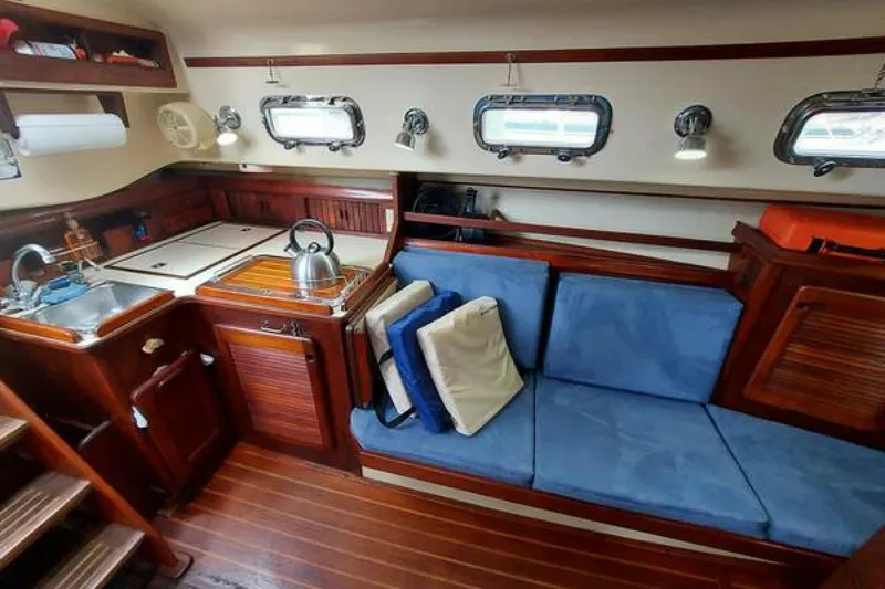 Slide: The Image of Island Packet 27 1985 - 3776773