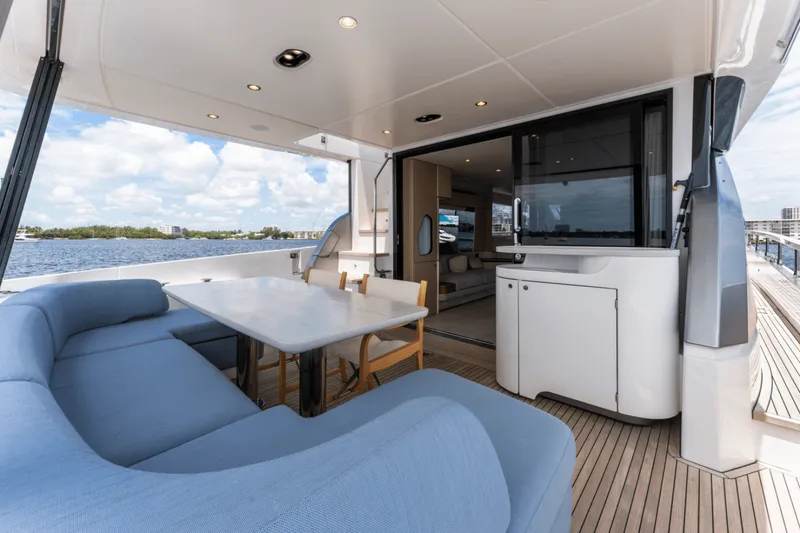 Slide: The Image of Azimut 68 FLY 2023 - 3804402