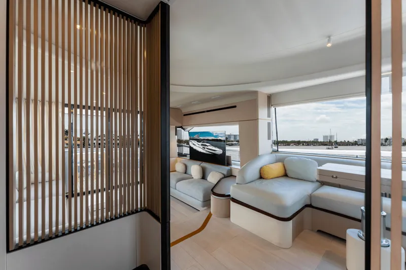 Slide: The Image of Azimut 68 FLY 2023 - 3804411