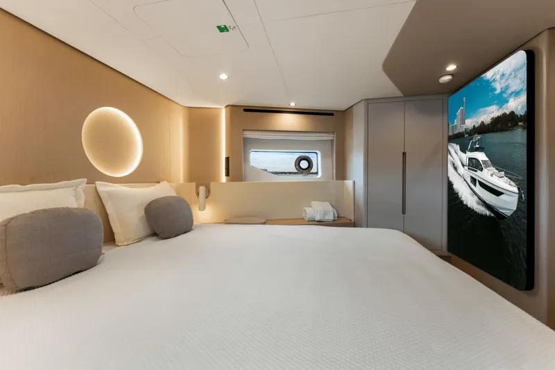 Slide: The Image of Azimut 68 FLY 2023 - 3804424
