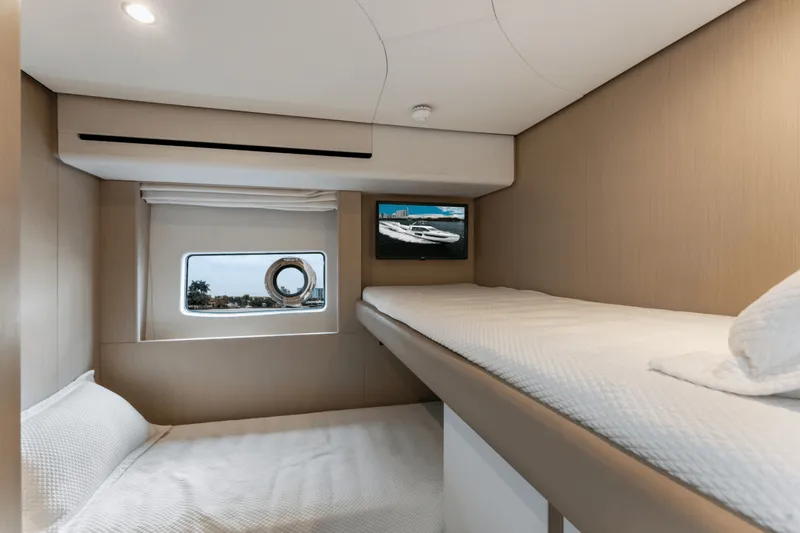 Slide: The Image of Azimut 68 FLY 2023 - 3804429
