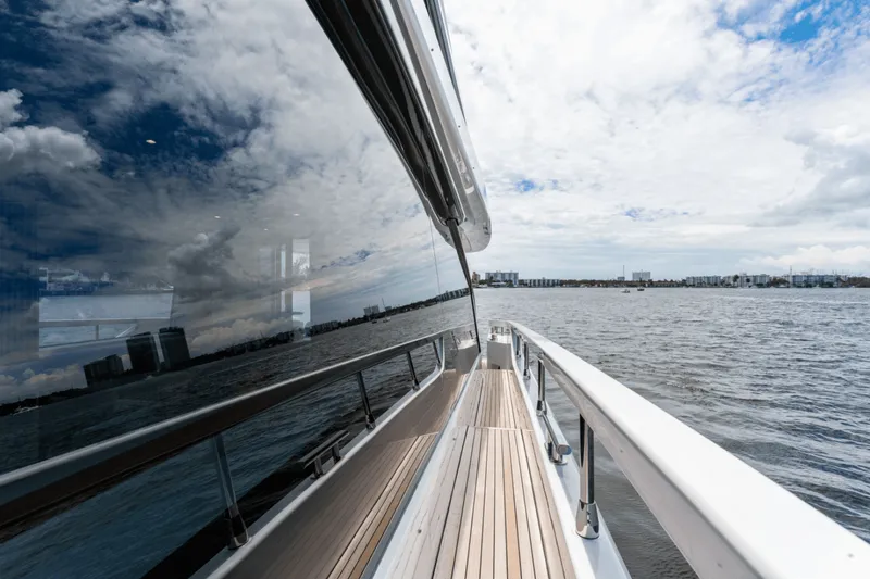 Slide: The Image of Azimut 68 FLY 2023 - 3804435