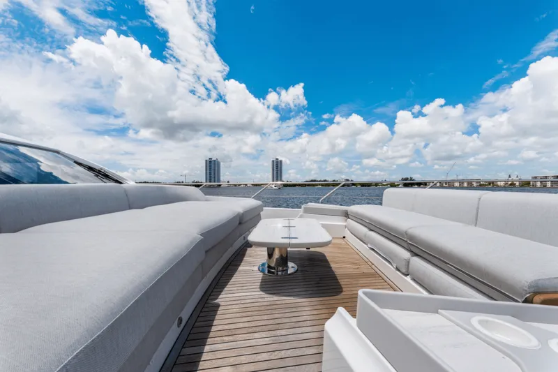 Slide: The Image of Azimut 68 FLY 2023 - 3804437