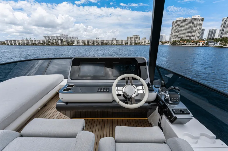 Slide: The Image of Azimut 68 FLY 2023 - 3804445