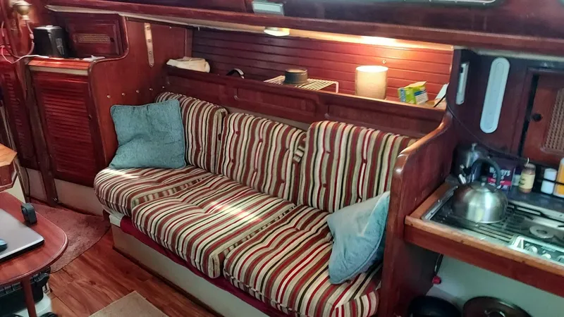 Slide: The Image of 1035 Islander 36 - 3832218