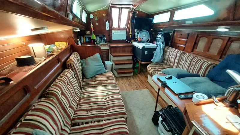 Slide: The Image of 1039 Islander 36 - 3832222