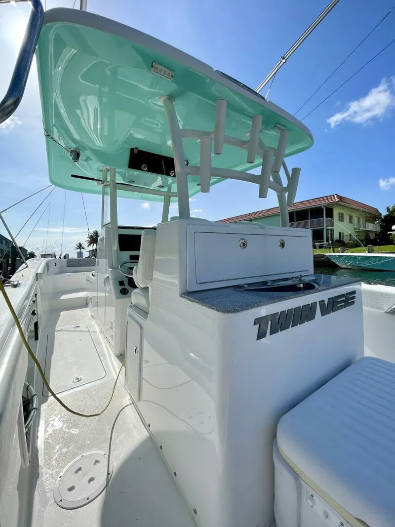 Slide: The Image of 29 ft 2022 Twin Vee 280CC GFX 29 ft 2022 Twin Vee 280CC GFX - 3819504