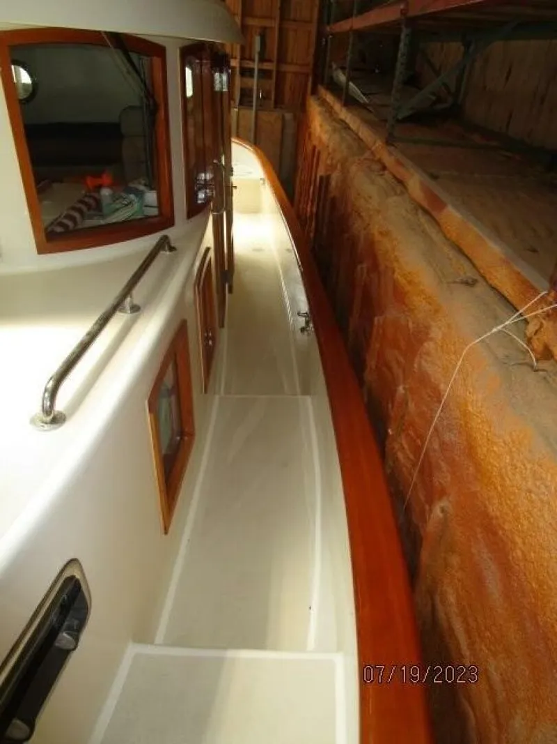 Slide: The Image of 43' Flowers port side deck1 - 3824914