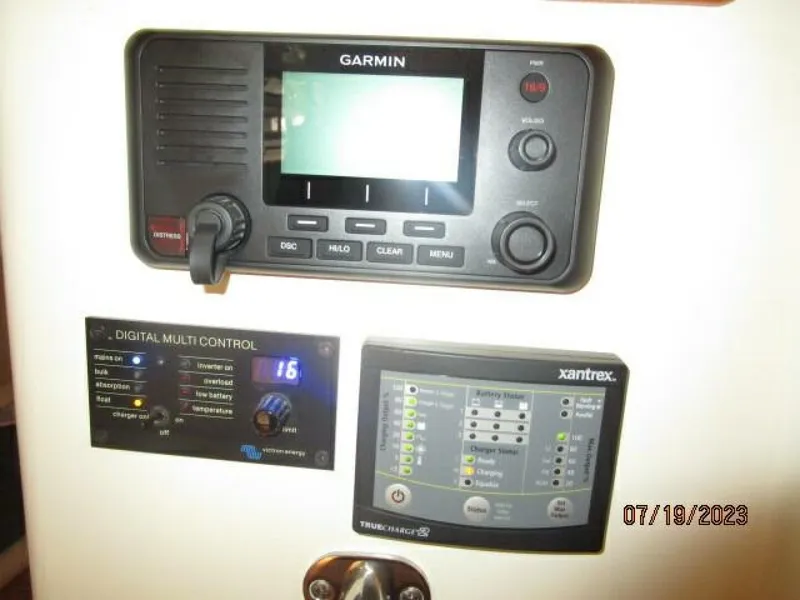 Slide: The Image of 43' Flowers pilothouse helm electronics - 3824887