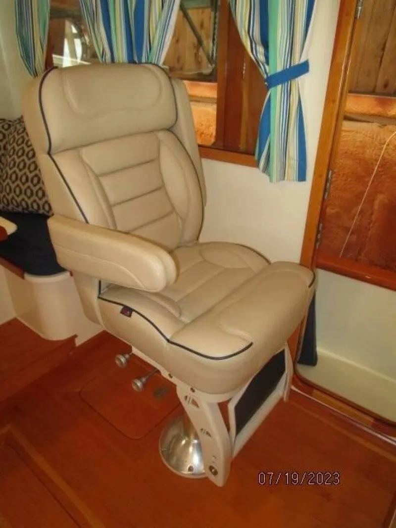 Slide: The Image of 43' Flowers pilothouse mate seat - 3824902