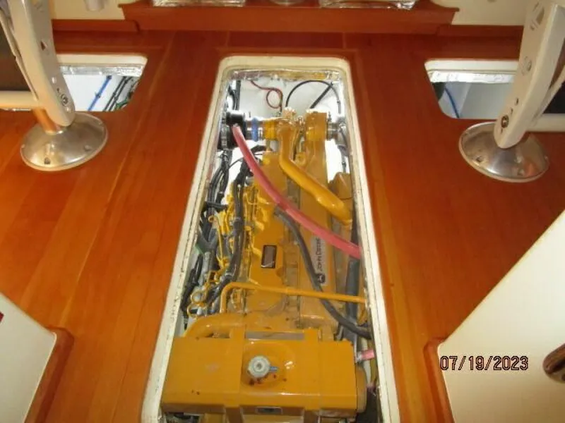 Slide: The Image of 43' Flowers engine room access - 3824871