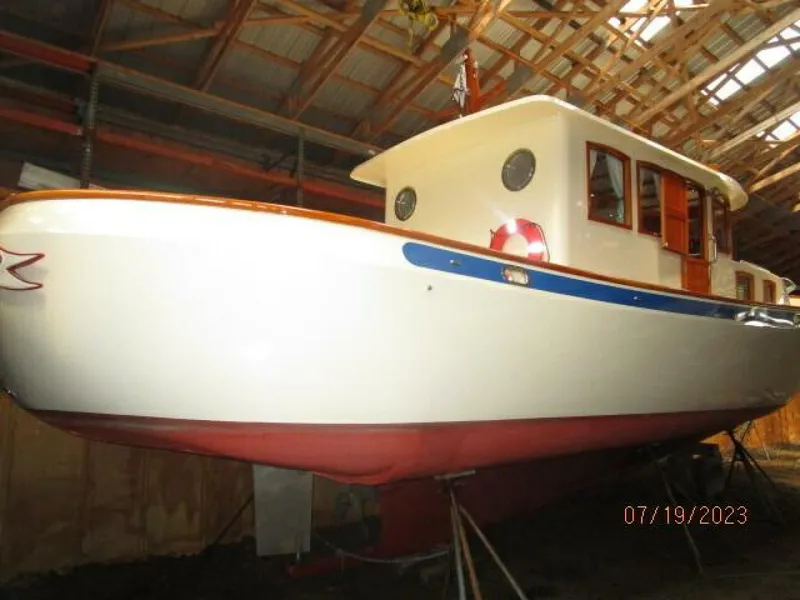 Slide: The Image of 43' Flowers starboard aft profile - 3824926