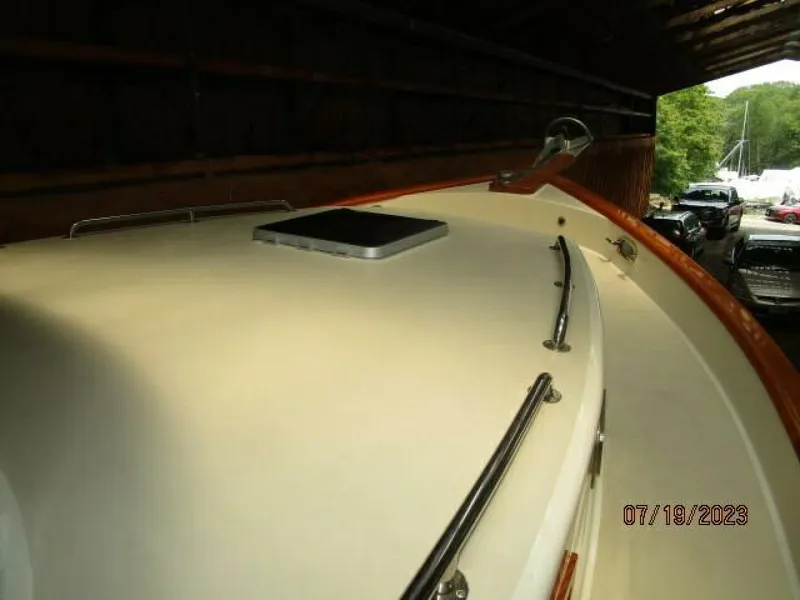 Slide: The Image of 43' Flowers foredeck - 3824875