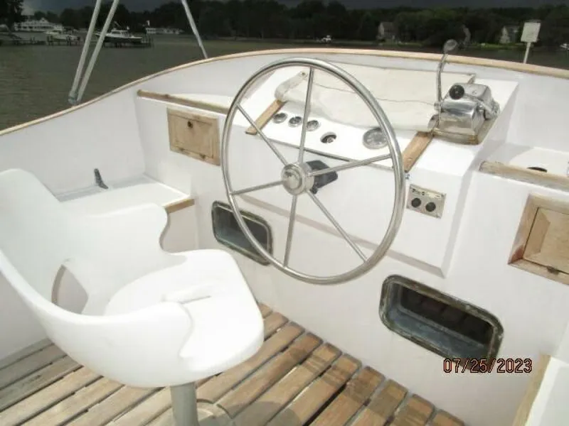 Slide: The Image of 42' Kadey-Krogen flybridge helm - 3831157