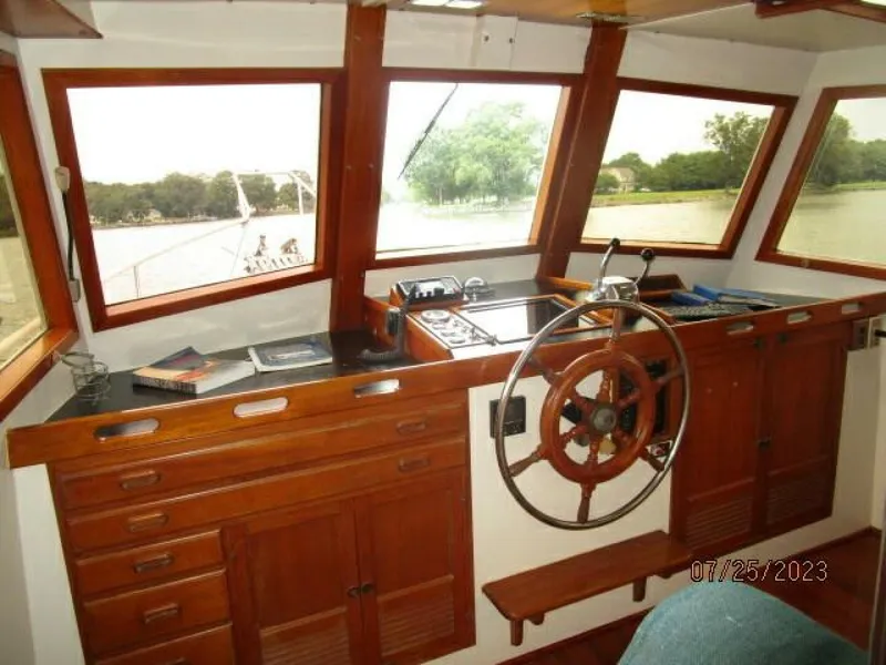 Slide: The Image of 42' Kadey-Krogen pilothouse forward - 3831185