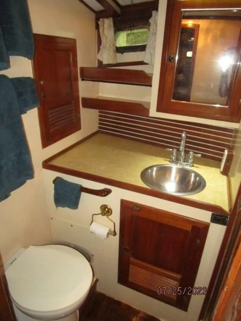 Slide: The Image of 42' Kadey-Krogen guest head - 3831168