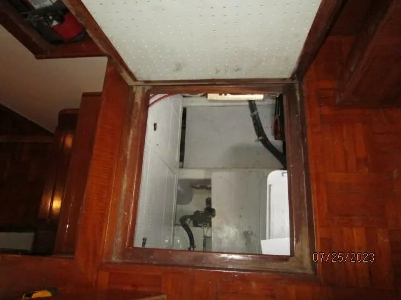 Slide: The Image of 42' Kadey-Krogen engine room access2 - 3831151