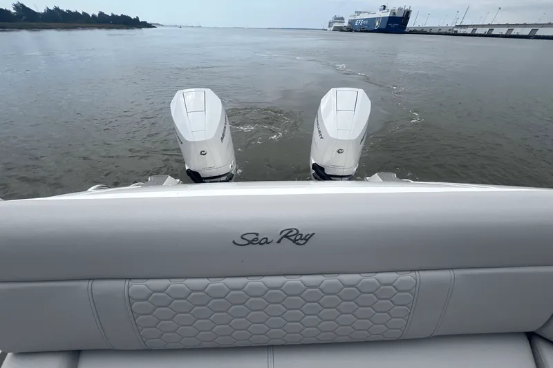 Slide: The Image of Sea Ray Sundancer 320 Outboard 2025 - 17
