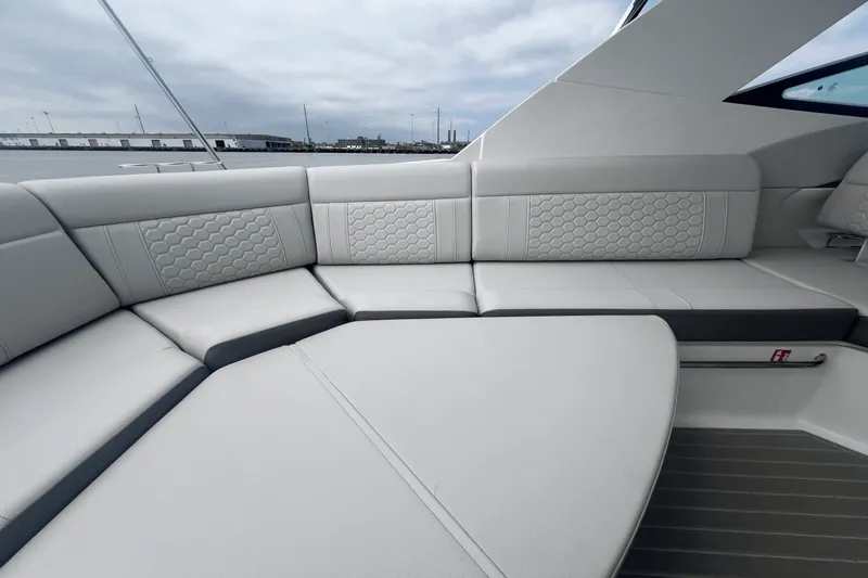 Slide: The Image of Sea Ray Sundancer 320 Outboard 2025 - 19