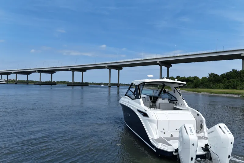 Slide: The Image of Sea Ray Sundancer 320 Outboard 2025 - 27