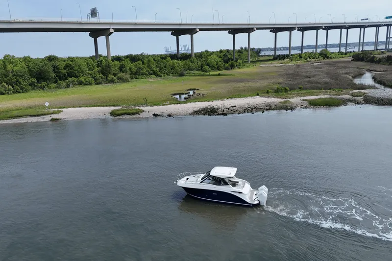 Slide: The Image of Sea Ray Sundancer 320 Outboard 2025 - 28