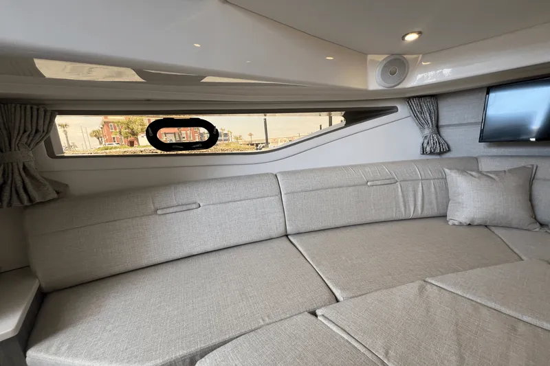 Slide: The Image of Sea Ray Sundancer 320 Outboard 2025 - 41