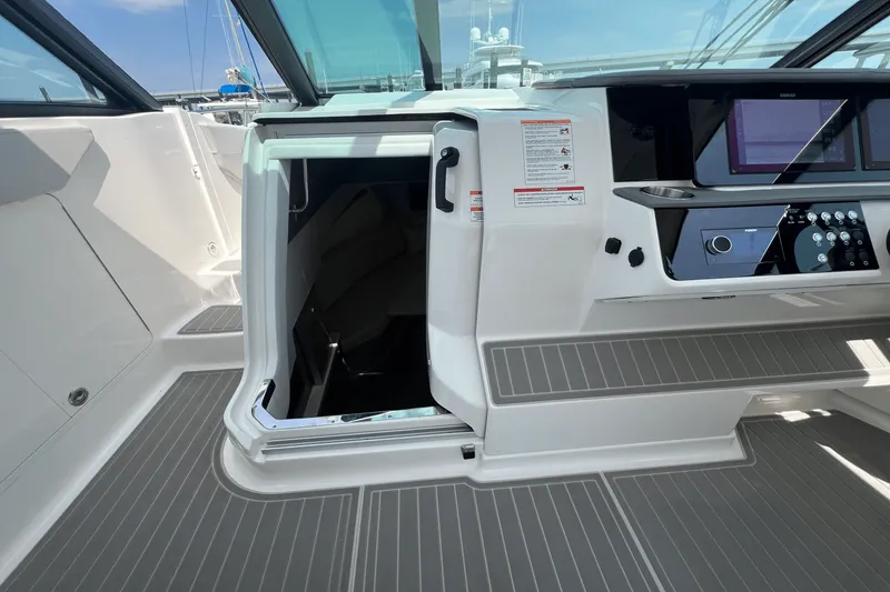 Slide: The Image of Sea Ray Sundancer 320 Outboard 2025 - 38