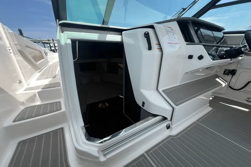 Slide: The Image of Sea Ray Sundancer 320 Outboard 2025 - 39