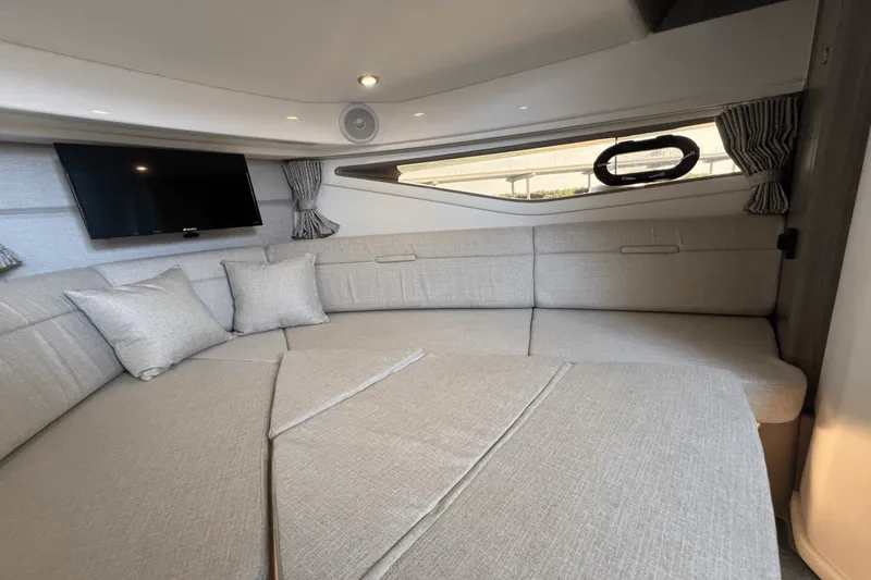 Slide: The Image of Sea Ray Sundancer 320 Outboard 2025 - 42