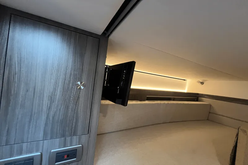 Slide: The Image of Sea Ray Sundancer 320 Outboard 2025 - 47