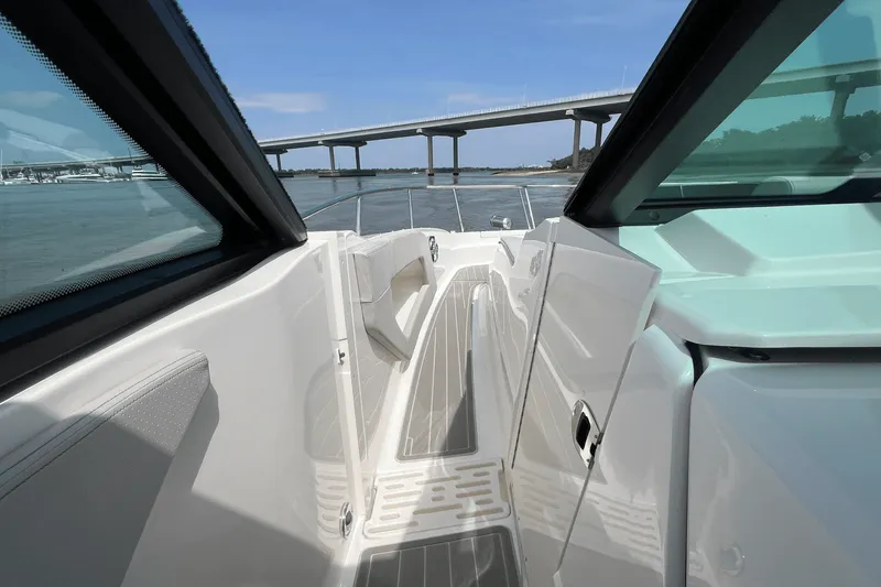 Slide: The Image of Sea Ray Sundancer 320 Outboard 2025 - 50