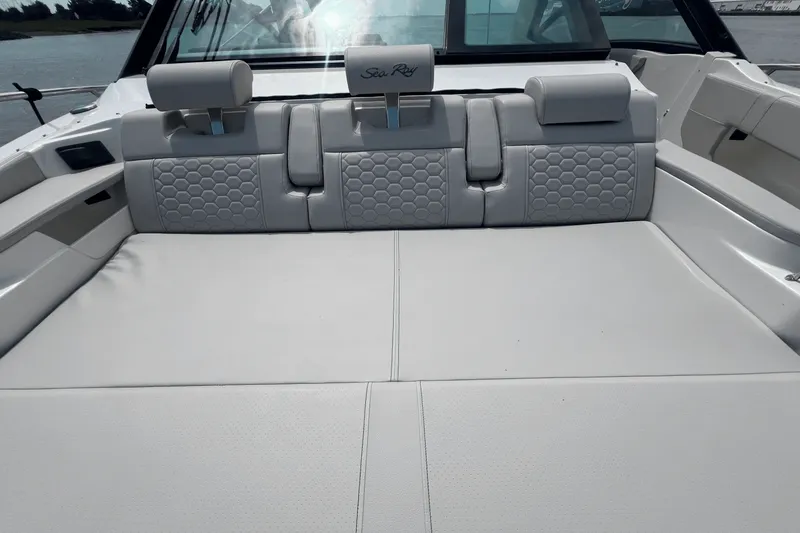 Slide: The Image of Sea Ray Sundancer 320 Outboard 2025 - 51