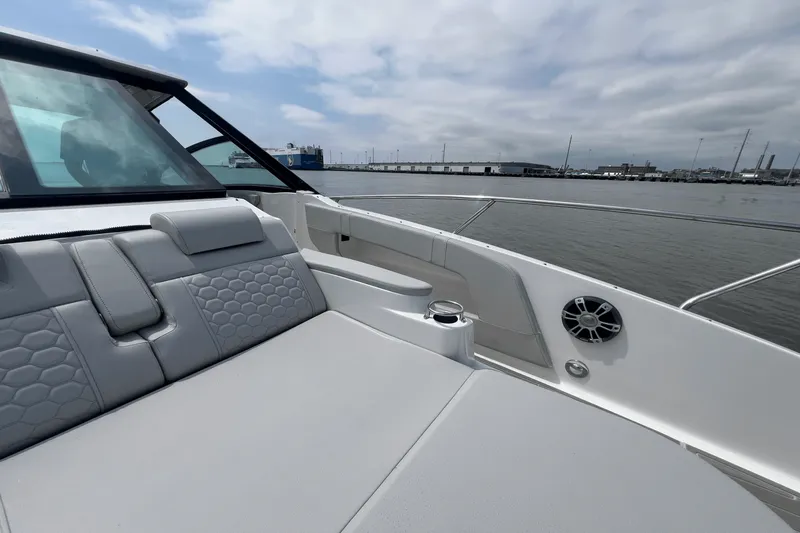 Slide: The Image of Sea Ray Sundancer 320 Outboard 2025 - 52