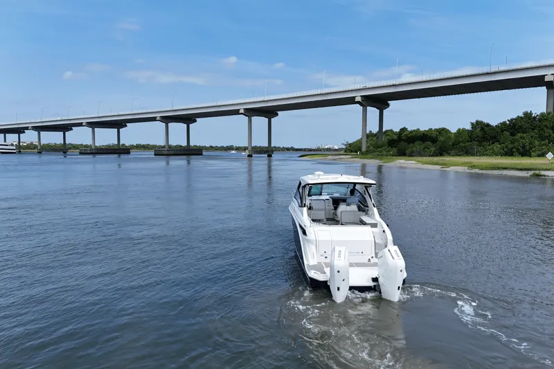 Slide: The Image of Sea Ray Sundancer 320 Outboard 2025 - 6