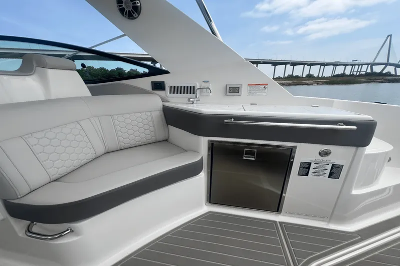 Slide: The Image of Sea Ray Sundancer 320 Outboard 2025 - 12