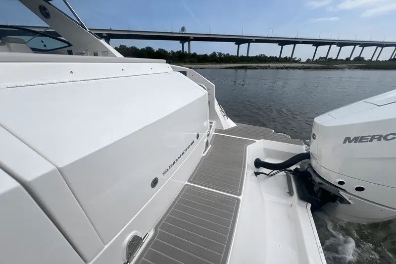 Slide: The Image of Sea Ray Sundancer 320 Outboard 2025 - 9